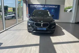 BMW X1 sDrive18dA 2022 noir Saphirschwarz vue de face en intérieur avec calandre double imposante et phares LED
