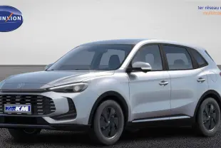 MG ZS 2025 Cosmic Silver en 3/4 avant droit, avec calandre noire large et jantes noires aérodynamiques.