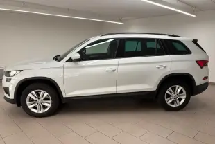 Profil côté gauche du SUV blanc SKODA KODIAQ 2022 avec jantes alliage et attelage escamotable visible à l'arrière.