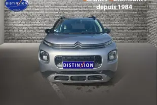 Vue frontale d'un Citroën C3 Aircross gris foncé avec calandre distinctive et barres de toit noires brillantes.