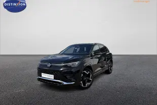 Volkswagen Tiguan noir en 3/4 avant droit, avec jantes alliage noir et calandre distinctive R-Line.