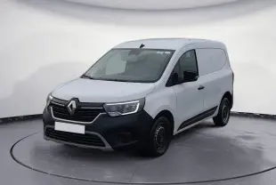 Renault Kangoo blanc en 3/4 avant droit, fourgon utilitaire avec pare-chocs noirs et jantes acier noires.