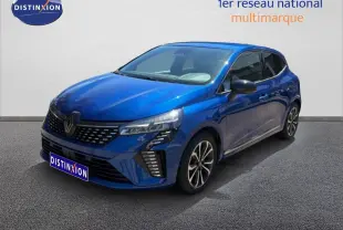 Renault Clio V TCe 90ch Techno bleu Iron Metal en 3/4 avant droit avec jantes alliage et feux LED distinctifs.