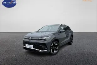 Volkswagen Tiguan gris en 3/4 avant droit avec jantes alliage et calandre noire distinctive R-Line.