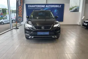 Vue frontale d'un SEAT Ateca 2020 brun magnétique exposé en showroom avec éclairage naturel et signalétique visible.
