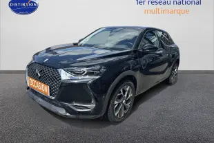 DS3 Crossback E-TENSE noir métal en 3/4 avant droit avec calandre distinctive et jantes alliage.