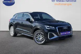 Audi Q2 30 TDI S line noir Mythic métallisé en 3/4 avant, avec jantes alu et calandre distinctive noire.
