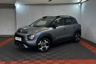 Citroën C3 PureTech 110 gris foncé en 3/4 avant droit, avec toit noir et jantes distinctives en alliage.