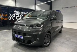 Fiat Scudo Fourgon gris foncé vu en 3/4 avant droit, avec jantes tôle noires et calandre moderne.