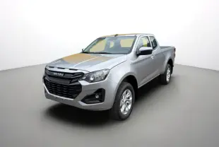 Pick-up Isuzu D-MAX 2026 gris Mercury, vu en 3/4 avant droit avec calandre noire et jantes alu 18 pouces.