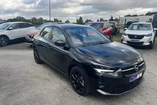 Opel Corsa GS Line noire vue 3/4 avant droit, jantes alliage noires et calandre sport dynamique.