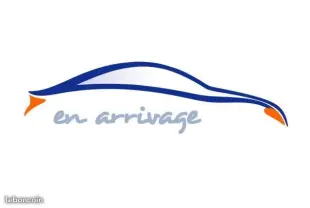 Silhouette stylisée d'une voiture en bleu et orange avec la mention "en arrivage", sans image réelle du Peugeot 208 noir.