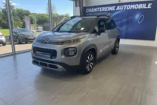 Citroën C3 Aircross gris foncé vue 3/4 avant droit en showroom avec logo Chantereine Automobile en arrière-plan