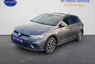 Volkswagen Polo gris cendre vue 3/4 avant droit sur sol gris avec jantes alliage distinctives.