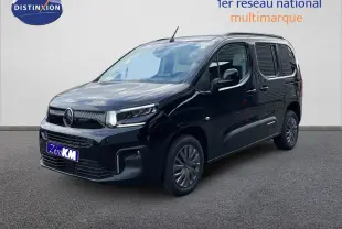 Vue 3/4 avant droite d’un Citroën Berlingo noir Perla Nera métallisé avec calandre moderne et jantes alliage.