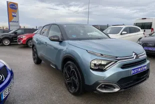 Citroën C4 bleu Iceland en 3/4 avant droit, avec jantes alliage noires et signature lumineuse LED en V.
