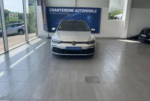 Volkswagen Golf 2.0 TDI R-Line 1st en Reflet d'Argent vue de face dans un showroom lumineux avec bannière bleue.