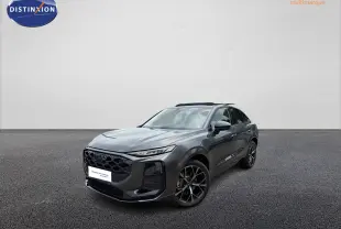 Audi Q3 Sportback gris en 3/4 avant droit avec jantes noires et toit ouvrant panoramique visible