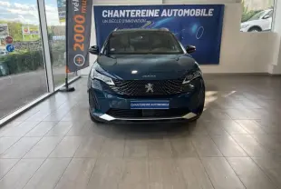 Peugeot 3008 Hybrid bleu Célèbes vue de face en intérieur, avec calandre noire et logo lion central.