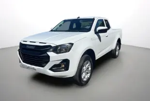Isuzu D-MAX 2026 blanc Splash white en 3/4 avant droit, avec calandre noire et jantes alu 18 pouces visibles.
