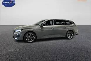 Peugeot 308 SW gris Sélénium vue de profil côté gauche, jantes alliage 17 pouces et feux LED avant allumés.