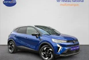 Renault Captur 2025 Bleu Iron/Noir Etoilé en vue 3/4 avant droit, avec jantes noires et toit noir contrasté.