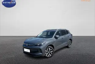 Volkswagen Tiguan 1.5 eHybrid gris vu en 3/4 avant droit avec jantes alliage et calandre épurée.