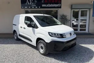 Peugeot Partner blanc en vue 3/4 avant droit, fourgon utilitaire avec pare-chocs noirs et jantes acier simples.