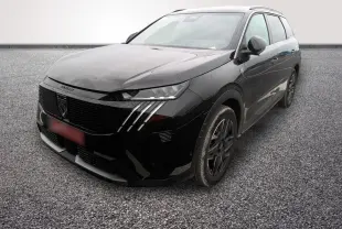 Peugeot 5008 noir vue 3/4 avant droit avec calandre distinctive et phares LED griffés.