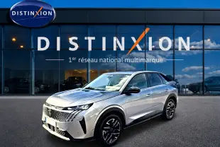 Peugeot 3008 gris artense vue 3/4 avant droit devant un bâtiment vitré avec logo Distinxion.
