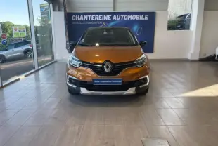 Vue frontale du Renault Captur orange Atacama avec toit noir Etoilé, exposé en showroom Chanteraine Automobile.