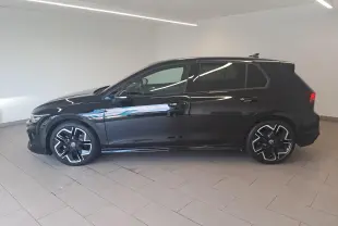 Profil droit d'une Volkswagen Golf 2.0 TDI 150 DSG7 R Line noire grenadille avec jantes alliage léger 18'' York.
