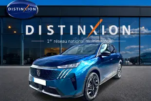 Peugeot 3008 bleu obsession en 3/4 avant droit, avec calandre distinctive et jantes alliage noires.