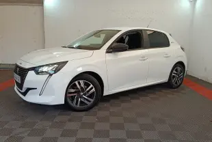 Peugeot 208 PureTech 75 S&S Style blanc vue 3/4 avant droit dans un espace intérieur éclairé.