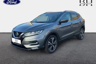 Nissan Qashqai gris Squale en vue 3/4 avant droit, soulignant ses jantes alliage et lignes modernes.
