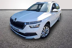 Vue 3/4 avant droite d'un Skoda Kamiq blanc avec calandre noire et jantes alliage argentées.