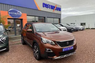 Peugeot 3008 marron foncé vue 3/4 avant avec jantes alliage, stationnée devant un garage Distinxion.