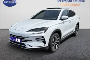 Vue 3/4 avant du BYD SEAL U blanc métal, mettant en valeur ses lignes modernes et ses optiques fines LED.