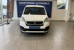 Vue de face d'un Peugeot Partner Tepee blanc banquise en showroom avec calandre noire et logo lion central.