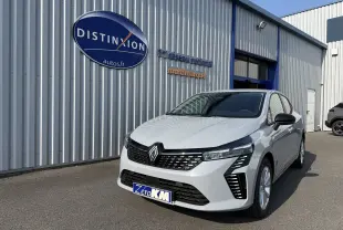 Vue 3/4 avant droite d'une Renault Clio 2025 gris rafale métal avec calandre noire et feux LED distinctifs.