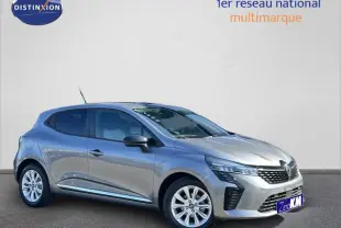 Renault Clio gris Rafale vue 3/4 avant droit, avec phares LED et jantes alliage argentées.