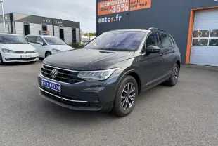 Volkswagen Tiguan gris Urano en 3/4 avant droit, avec jantes alliage Dark Graphite et calandre chromée.