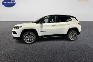 Vue de profil côté gauche d'un Jeep Compass blanc avec toit noir et jantes alliage 19 pouces sur fond neutre.