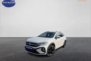 Volkswagen Taigo blanc vue 3/4 avant droit, avec jantes noires et toit panoramique noir.