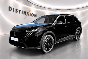 Peugeot 5008 Hybrid 145 GT noir en 3/4 avant droit, avec jantes alu et phares LED distinctifs.