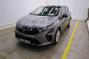 Renault Clio 2024 gris foncé vue 3/4 avant droit dans un garage avec marquages au sol jaunes.
