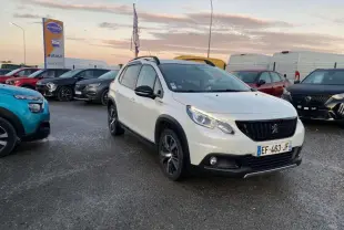 Peugeot 2008 blanc en 3/4 avant droit, avec calandre noire et jantes alliage distinctives GT Line.