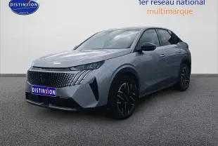 Peugeot 3008 gris artense en 3/4 avant droit, mettant en valeur sa calandre distinctive et ses jantes alu noires.