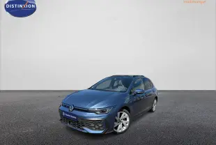 Vue 3/4 avant droite d'une Volkswagen Golf 1.5 eHybrid 272 DSG6 bleue métallisée avec jantes alliage 17 pouces.