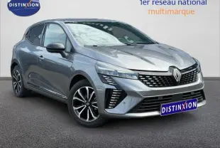Renault Clio 2025 gris schiste vue 3/4 avant droit avec calandre noire et jantes alliage bicolores.